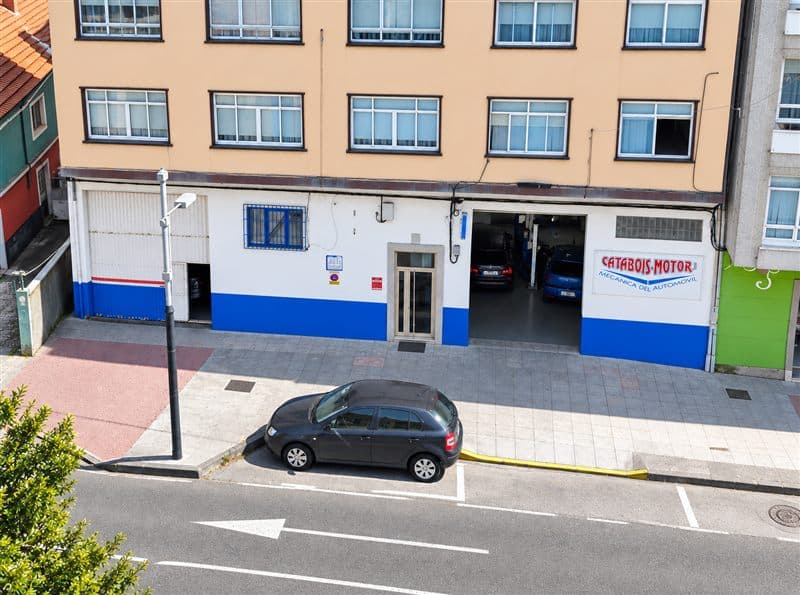 Vista exterior del taller Catabois Motor en la calle Catabois de Ferrol