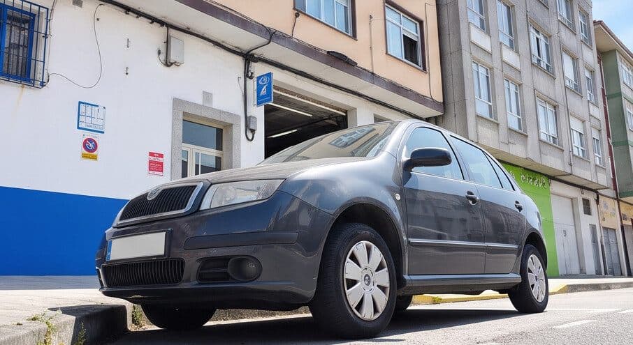 Detalle de una intervención en el sistema eléctrico de un coche en Catabois Motor, Ferrol