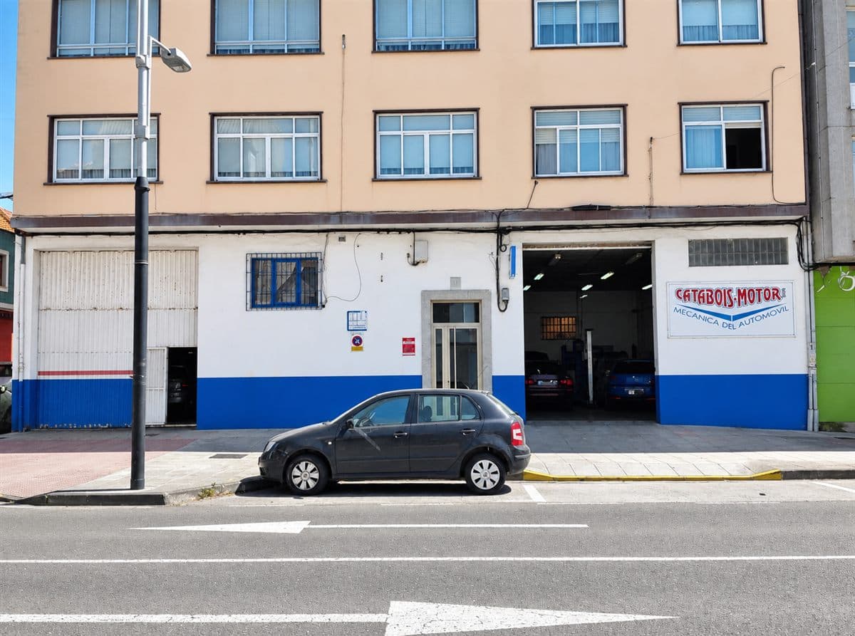 Fachada del taller mecánico Catabois Motor en la calle Catabois de Ferrol